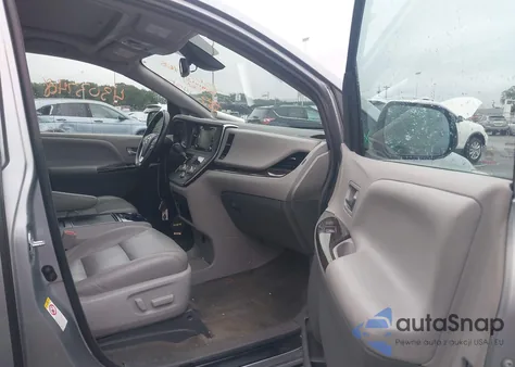 2018 Toyota Sienna Xle 8 Passenger z USA, uszkodzony, nr VIN 5TDYZ3DCXJS937984